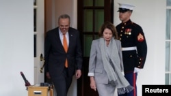 众议院议长佩洛西和参议院少数党领袖舒默就政府关门问题与总统特朗普的谈判破裂,两人离开白宫。(2019年1月9日)