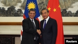 中国外长王毅在北京钓鱼台国宾馆会晤到访的马来西亚外长赛夫丁·阿卜杜拉。(2019年9月12日)