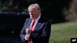 川普总统走出白宫的总统办公室,走向直升机(2017年3月24日)