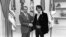 Tổng thống Richard Nixon bắt tay vua nhạc Rock n Roll Elvis Presley tại Phòng Bầu Dục ở Nhà Trắng, thủ đô Washington, tháng 12 năm 1970.