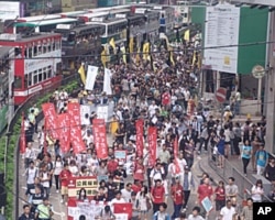 游行示威行进中,记者估计人数近两千