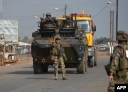 在代号为“红蝴蝶”的行动中,法国军队在中非共和国首都班吉巡逻。(2013年12月25日)