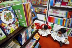 Anak-anak membaca buku komik di pameran buku di Kuala Lumpur, Malaysia, Kamis, 9 September 2010. (Foto AP/Lai Seng Sin)