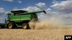 资料照:澳大利亚一家农场正在收获大麦。