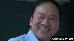 Лікарня "Маунт Сінай" у Нью-Йорку. Сюди прийшов пацієнт зі скаргами на симптоми, які співставні з симптомами еболи. Він нещодавно повернувся з Африки. У вівторок лікарі заявили, що вважають ймовірність еболи у даному випадку дуже низькою.