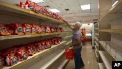 委内瑞拉首都加拉加斯一家超市的货架上除饼干外空空如也(2018年3月23日)