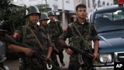 在缅甸克钦邦缅中边境城镇拉杂街头巡逻的克钦独立军士兵。(2013年10月28日资料照)