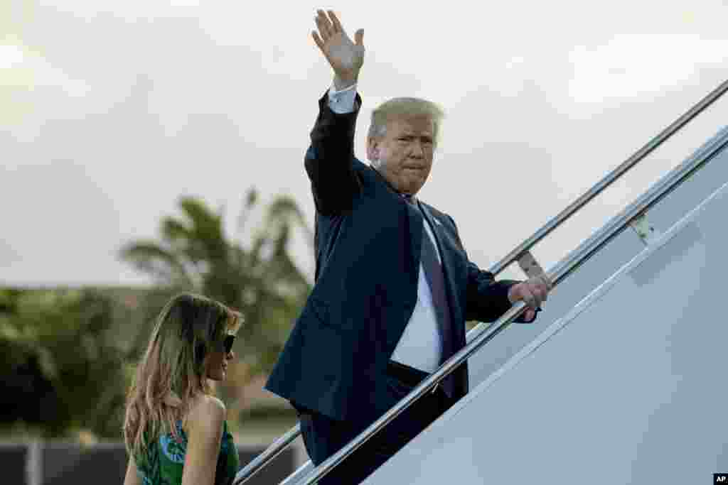 在夏威夷珍珠港美军联合基地,美国总统唐纳德·川普在登上总统专机空军一号时招手致意,他准备开始为期11天的亚洲五国之旅,前往日本,韩国,中国,越南和菲律宾(2017年11月4日)。