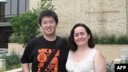 两位国际学生:唐光鹰(左)和里莱娜(右)