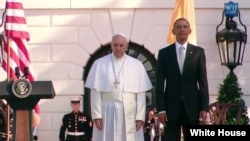 美国总统奥巴马(右)和教宗方济各在白宫的欢迎仪式上 (2015年9月23日)