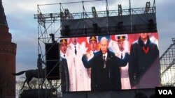 普京3月18日在莫斯科红场的集会上发表讲话,祝贺克里米亚“回归”俄罗斯。(美国之音白桦)