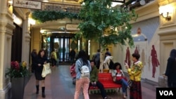 莫斯科的一家国家百货商场内。随着中国来俄游客增多,俄罗斯许多地方都可使用中国银联卡。