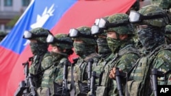 资料照:台湾旗帜与台湾国军士兵