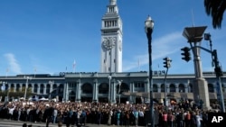 2018年11月1日谷歌员工在旧金山哈里布里奇斯广场渡轮大楼前抗议