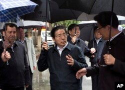 中国公安部部长郭声琨和新疆党委书记张春贤交谈(2014年5月22日)