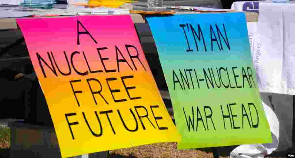 各种反战标语(美国之音国符拍摄)