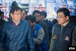 台北市长柯文哲到灵堂祭奠受难者。(美国之音记者方正拍摄)