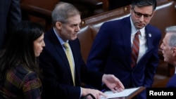 众议院共和党联邦众议员乔丹(左二)与众议院共和党领袖麦卡锡(右一)1月3日在院会交谈。