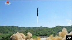 朝鲜官方电视画面展示火星-14导弹升空。(2017年7月4日)