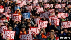 抗议者在首尔集会,要求总统朴槿惠下台。