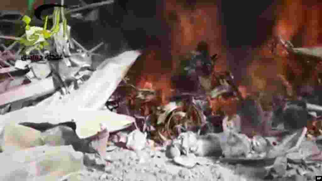 Lửa cháy tại hiện trường sau một cuộc không kích của chính phủ Syria vào một trạm xăng ở ngoại ô Damascus, ngày 2/1/2013.  