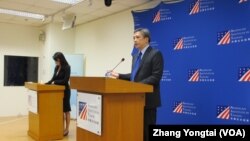 AIT离任处长梅健华星期五(6号)举行记者会(美国之音张永泰拍摄)