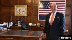 美国商务部长罗斯在华盛顿他的办公室里接受路透社采访。(2018年10月5日)