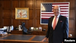 美国商务部长罗斯在华盛顿他的办公室。