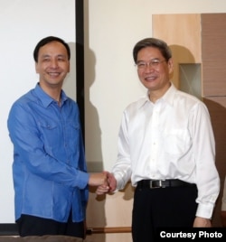 张志军和朱立伦握手致意(陆委会提供)