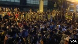 学生和市民在政总(美国之音海彦拍摄 )