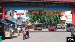 印尼华人聚居城市之一“三宝垄”的唐人街。(美国之音朱诺拍摄,2016年3月6日)
