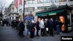 Người dân xếp hàng để mua ấn bản mới nhất của tờ Charlie Hebdo ở Paris, 14/1/2015.