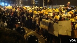 香港市民和学生在特首办附近与警方对峙(美国之音海彦拍摄)