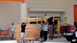 图为顾客2017年9月8日从商店购买三合板。