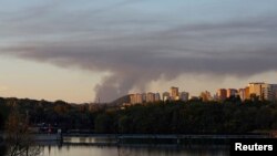 资料照片:乌克兰东部重要城市阿夫迪夫卡上空升起的烟尘。(2023年10月11日)