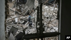 2022 年 11 月 23 日，乌克兰消防员在乌克兰扎波罗热地区维尔尼扬斯克一家受损的医院产科病房寻人