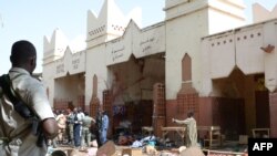 2015年7月11日,在自杀炸弹袭击之后，士兵和警察部队在乍得首都恩贾梅纳站岗。