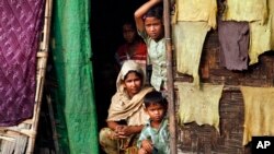 Một gia đình Hồi giáo tự nhận là 'người Hồi giáo Rohingya' tại một trại tị nạn ở phía bắc của Sittwe, bang Rakhine, miền tây Miến Ðiện, ngày 2/4/2014.