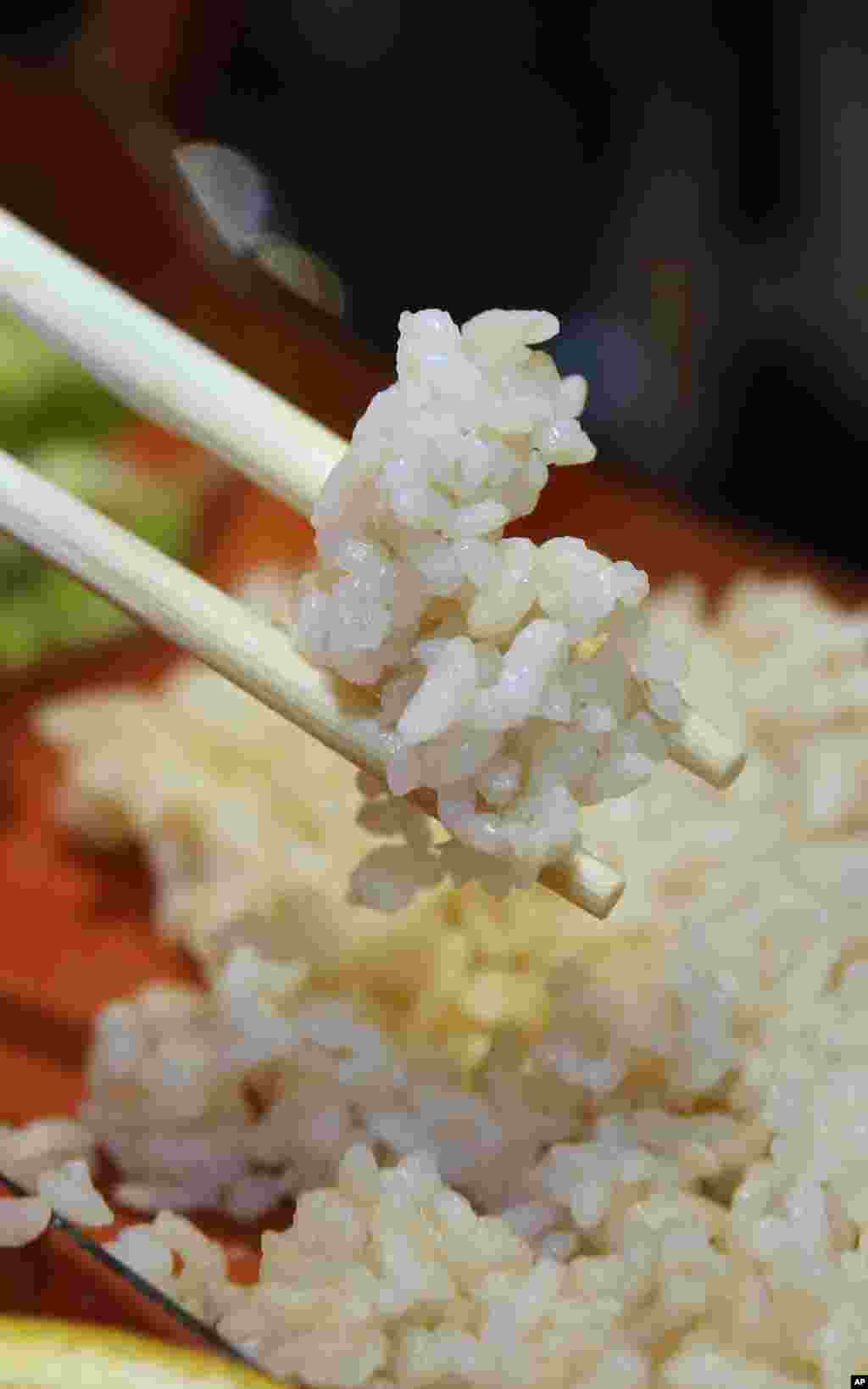 在美国加州首府的一家日本餐厅里的鸡蛋炒饭。加州稻米出口到100多个国家,也供应美国将近所有的寿司餐厅。7月20日,美国农业部长桑尼·珀杜宣布,中国官员已首次同意进口美国大米。 美国大米协会主席贝茨·沃德说,我们等这份协议等了十年,我们的成员很渴望满足中国消费者对安全、优质的美国大米的需求。