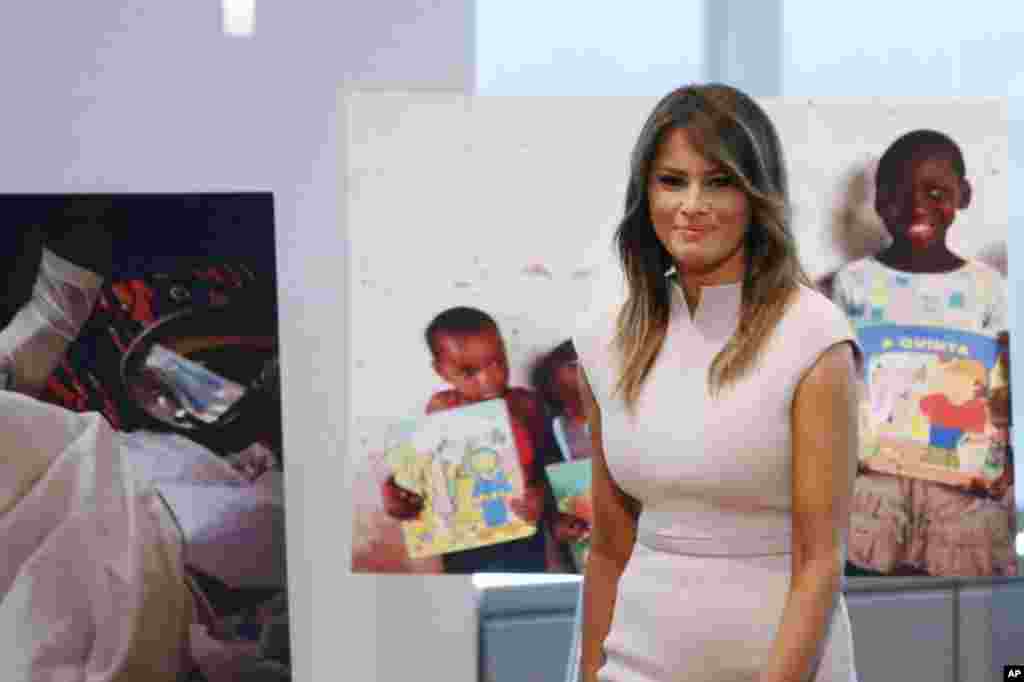 在美国纽约市举行的联合国大会期间,美国第一夫人梅拉尼娅·特朗普在美国驻联合国代表团主办的招待会上发表主题为“成为最佳者”的演讲之后离开会场(2018年9月26日)。