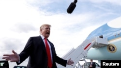 特朗普总统24日离开佛罗里达州前对记者讲话(路透社)