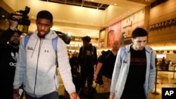 美国加州大学洛杉矶分校的三名因涉嫌在商店偷窃被中国警方扣留的大学生抵达洛杉矶国际机场。(2017年11月14日)