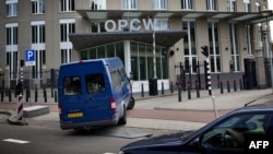 Thanh sát viên Liên Hiệp Quốc đến trụ sở của Tổ chức Cấm Vũ khí Hóa học (OPCW), ở La Haye, 31/8/2013