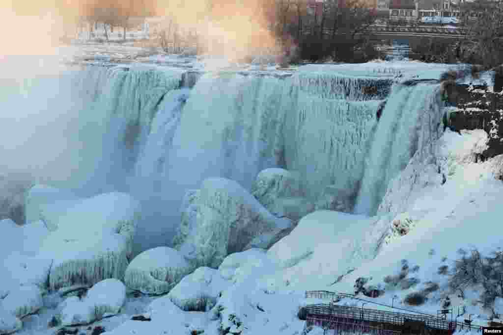 从加拿大的安大略省尼亚加拉市看美国纽约州尼亚加拉大瀑布中的美国瀑布，冰雪世界，流水流冰。