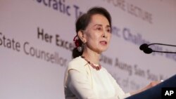 缅甸领导人昂山素季在东南亚研究所组织的第43届新加坡讲座上发表题为“缅甸民主转型:挑战和前进方向”的讲话(2018年8月21日)