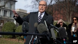 美国白宫首席经济顾问库德洛在白宫外对记者讲话。(2019年12月6日)