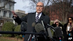 美国白宫首席经济顾问库德洛在白宫外对记者讲话。(2019年12月6日)