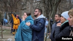 乌克兰敖德萨的居民在观望公寓楼的受损情况。(2024年3月2日)