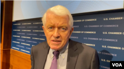 美国商会会长托马斯·多诺霍在华盛顿出现记者会。(2020年3月4日)