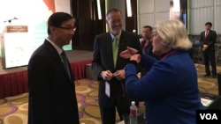 台湾外交部次长曹立杰(左)、美国在台协会处长郦英杰(Brent Christensen)、美国前联邦众议员徐若德(Patricia Schroeder, D-CO)2018年12月10日在台北举行的“迈向平等:印太女性领导人培力工作坊”开幕式前交谈(美国之音许宁摄影)